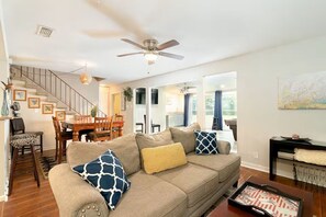 Living area - Moody Moon Cottage 3bd with Pool Table 10min dfw (Irving)