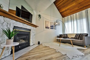 Fireplace - Ski-In Ski-Out / Brand New Townhouse / Modern (Kimberley)