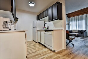 Fridge, microwave, oven, stovetop - Ski-In Ski-Out / Brand New Townhouse / Modern (Kimberley)