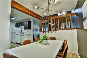 Dining - Ski-In Ski-Out / Brand New Townhouse / Modern (Kimberley)