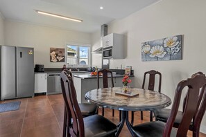 Dining - Family Comfort with Aircon, Backyard and Parking (Auckland South)