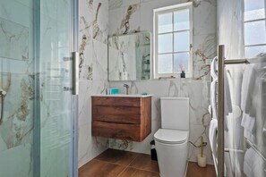 Hair dryer, towels - Family Comfort with Aircon, Backyard and Parking (Auckland South)