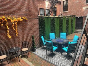 Outdoor dining - The Beacon Hill Residence (Boston)
