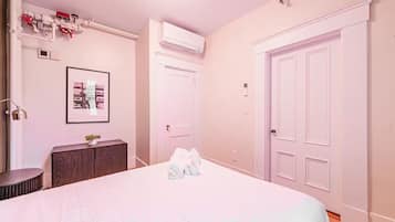 Iron/ironing board, free WiFi, bed sheets