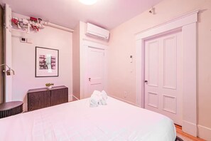 Iron/ironing board, free WiFi, bed sheets - The Beacon Hill Residence (Boston)