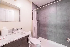 Douche, sèche-cheveux, serviettes fournies, savon
