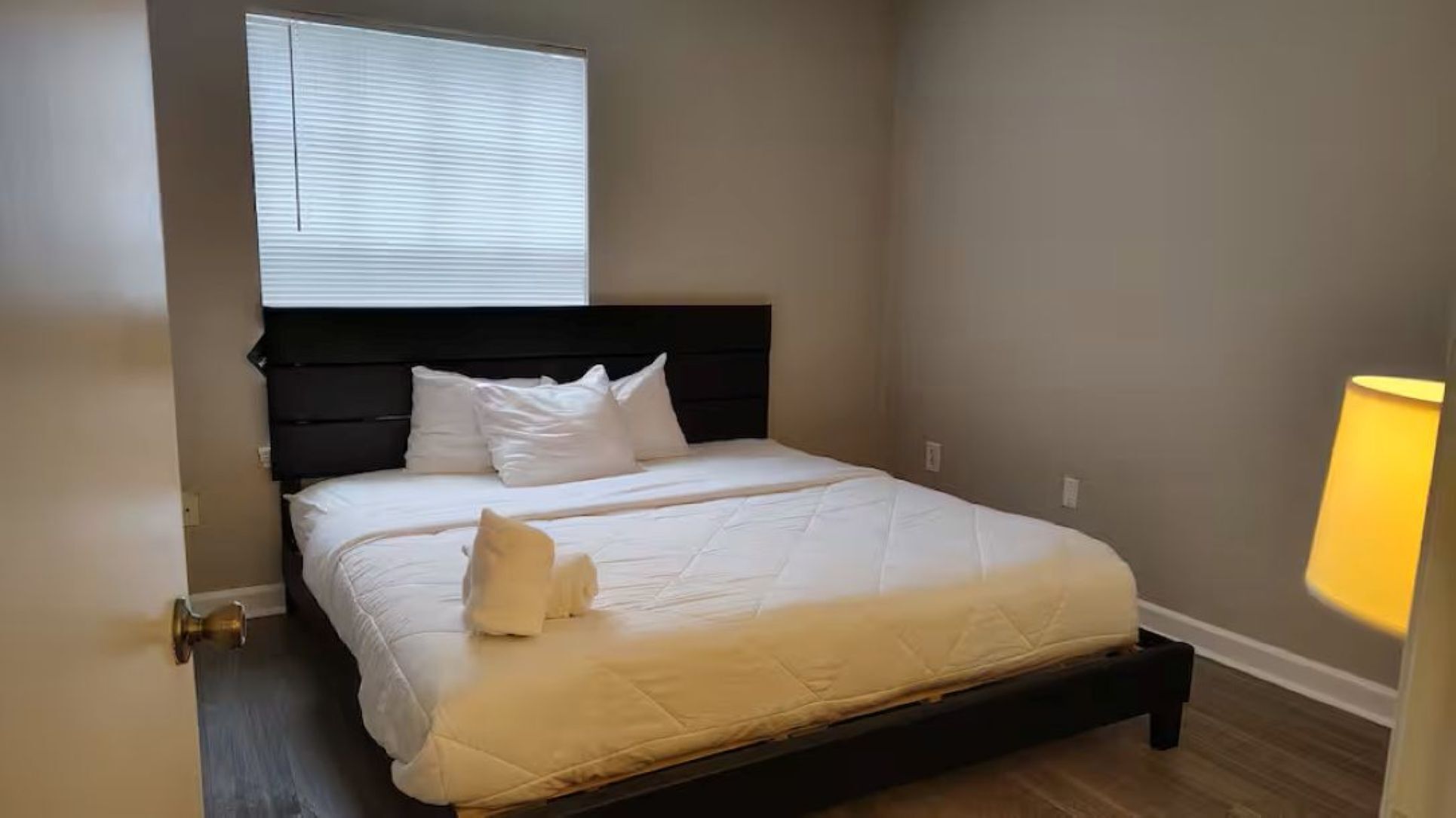 1 habitación, escritorio, tabla de planchar con plancha y wifi 