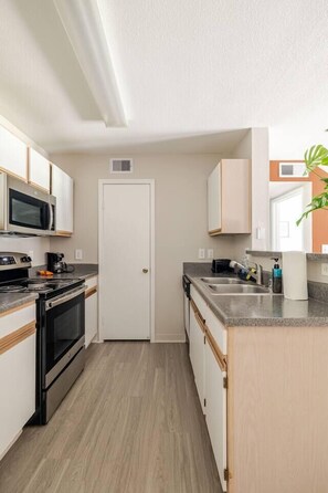 Coffee/tea maker, fridge, microwave, stovetop - Comfy King 1BR /walk to NRG / Near MD Anderson (Houston)