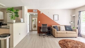 Un apartamento moderno con cocina, comedor y sala de estar.