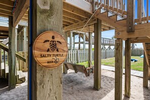 Eine Holzhütte mit einem Schild, das 'SALTY TURTLE BEER' zeigt.