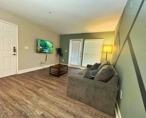 TV - Comfy King 2Bed 2Bath /Walk to NRG/ 1mi Med Center (Houston)