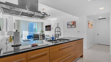 Apartment, 1 Bedroom, Kitchen, City View | Interior