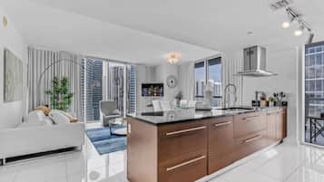 Appartement, 2 chambres, non-fumeur, sauna | Cuisine privée | Four à micro-ondes, un four, surface de cuisson, cafetière-théière