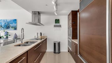 Apartment, 1 Bedroom, Pets Allowed, City View | Private kitchen | Microwave, oven, stovetop, coffee/tea maker