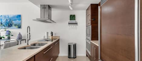 Departamento, 1 habitación, se aceptan mascotas, vista a la ciudad | Cocina privada | Microondas, horno, parrilla de estufa y cafetera y tetera