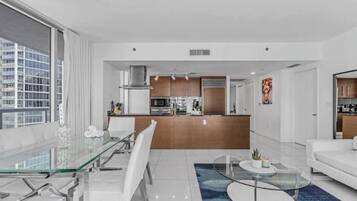 Apartment, 2 Bedrooms, Non Smoking, Sauna | Dining room