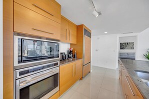 Căn hộ, 2 phòng ngủ, phòng tắm hơi, quang cảnh thành phố | Bếp riêng | Lò vi sóng, lò nướng, bếp nấu, dụng cụ pha cà phê/trà