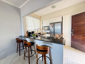 Fridge, microwave, oven, coffee/tea maker - Casa com Área Gourmet, Piscina e Vista do Mar (Canguaretama)