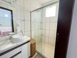 Douche, serviettes fournies