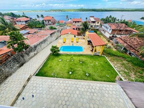 Un quartier résidentiel doté d’une piscine, d’une pelouse bien entretenue et offrant une vue sur la mer.