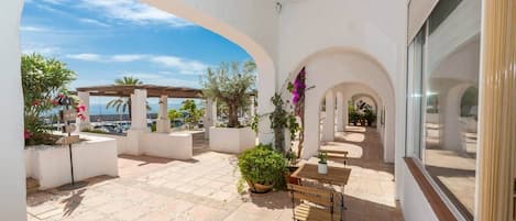 تناول الطعام بالخارج