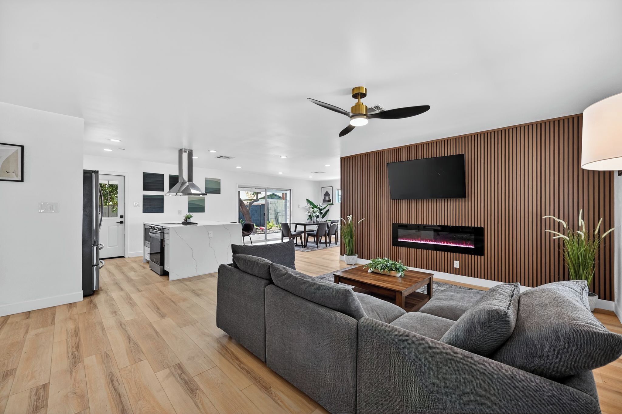 Smart TV, fireplace