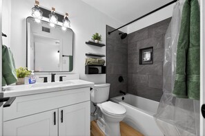 Serviettes fournies, savon, shampoing, papier toilette