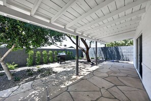 Terrace/patio - Beautiful 3-bedroom house in peaceful Scottsdale perfect for relaxing stays (Scottsdale)