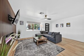 Smart TV, fireplace - Beautiful 3-bedroom house in peaceful Scottsdale perfect for relaxing stays (Scottsdale)