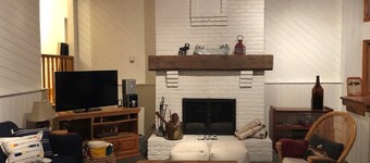 Muskoka Charm at it's best! Peaceful Island Escape close to marina