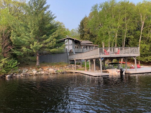 Muskoka Charm at it's best! Peaceful Island Escape close to marina