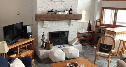 Muskoka Charm at it's best! Peaceful Island Escape close to marina