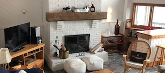 Muskoka Charm at it's best! Peaceful Island Escape close to marina