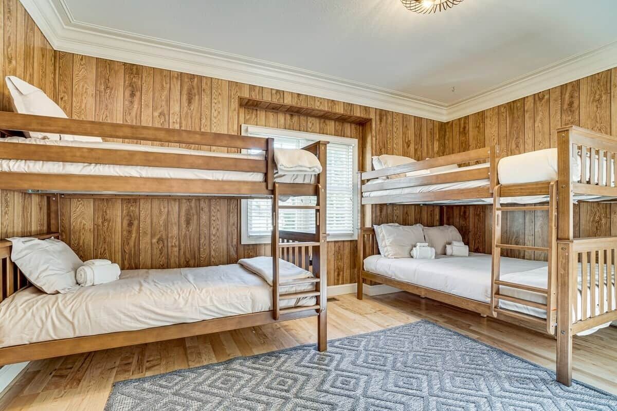 5 bedrooms, iron/ironing board, WiFi (free)
