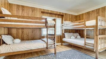 5 bedrooms, iron/ironing board, WiFi (free)