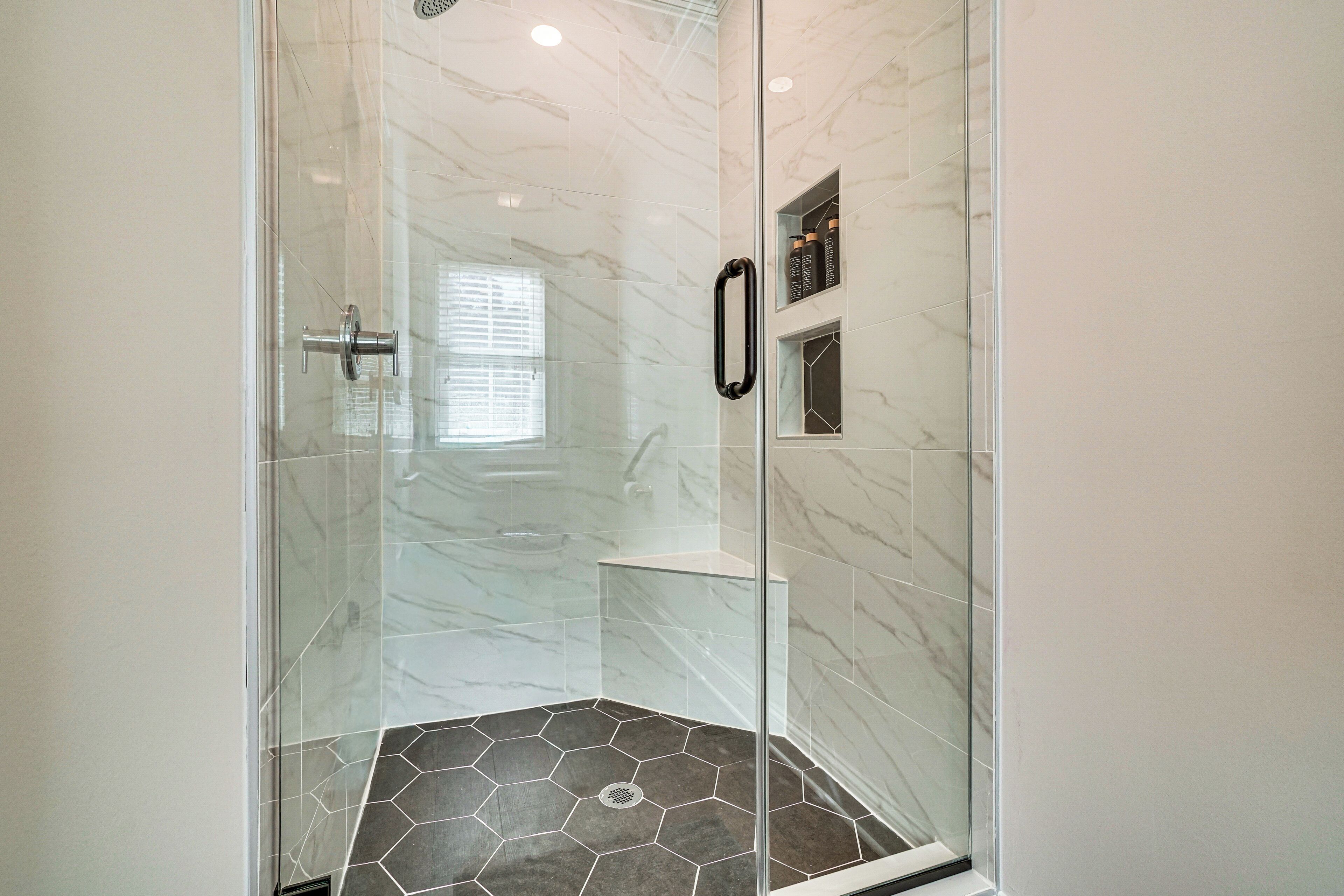 Dusche, Whirlpool, Haartrockner, Bidet