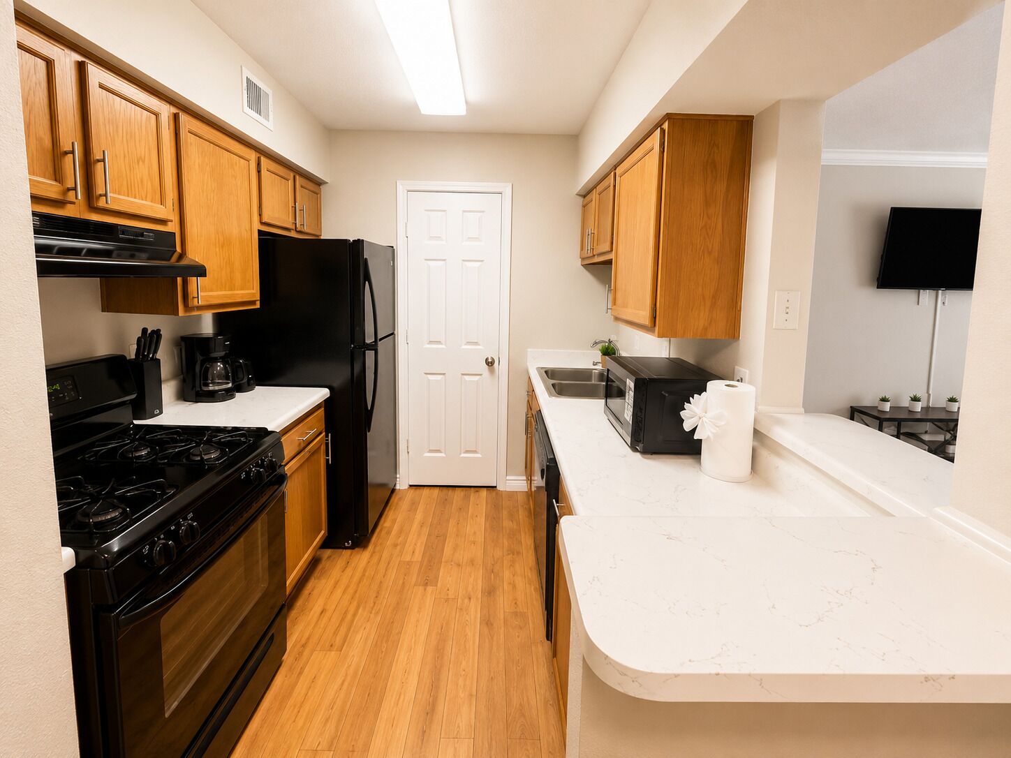 Coffee/tea maker, fridge, microwave, stovetop