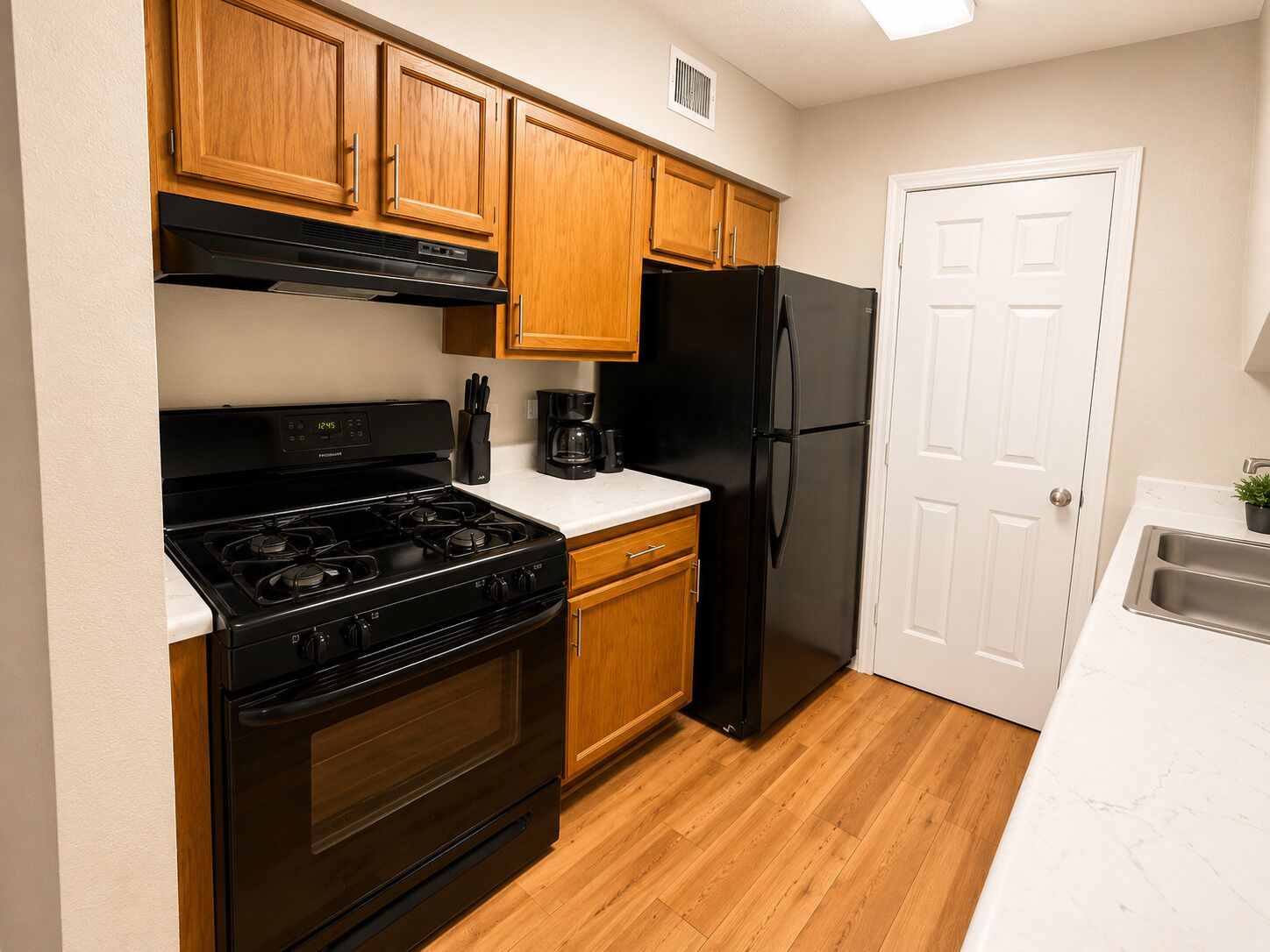Coffee/tea maker, fridge, microwave, stovetop