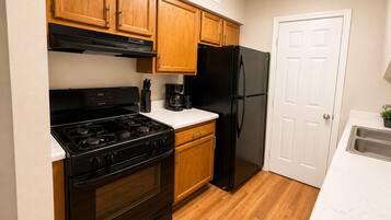 Coffee/tea maker, fridge, microwave, stovetop