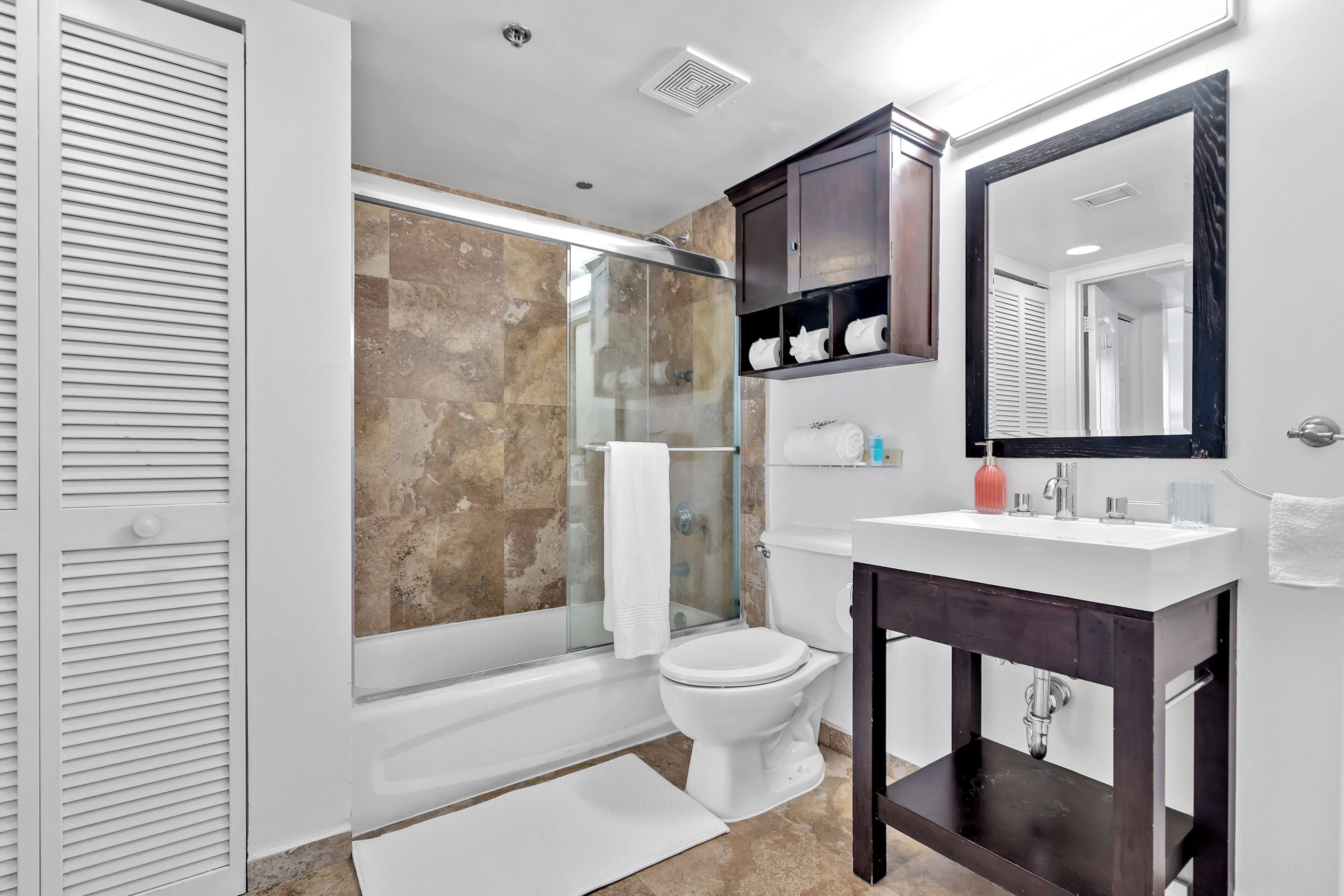 Ein modernes Badezimmer mit Badewanne, Toilette und Waschbecken.
