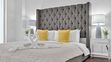 Espacio para trabajar con laptop y cortinas blackout