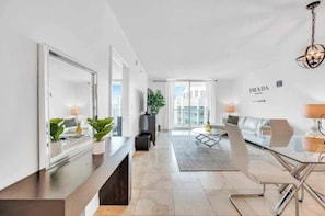 Apartment, 1 King Bed, Kitchen, City View | Interior