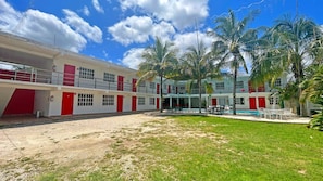Vista frontal de la propiedad