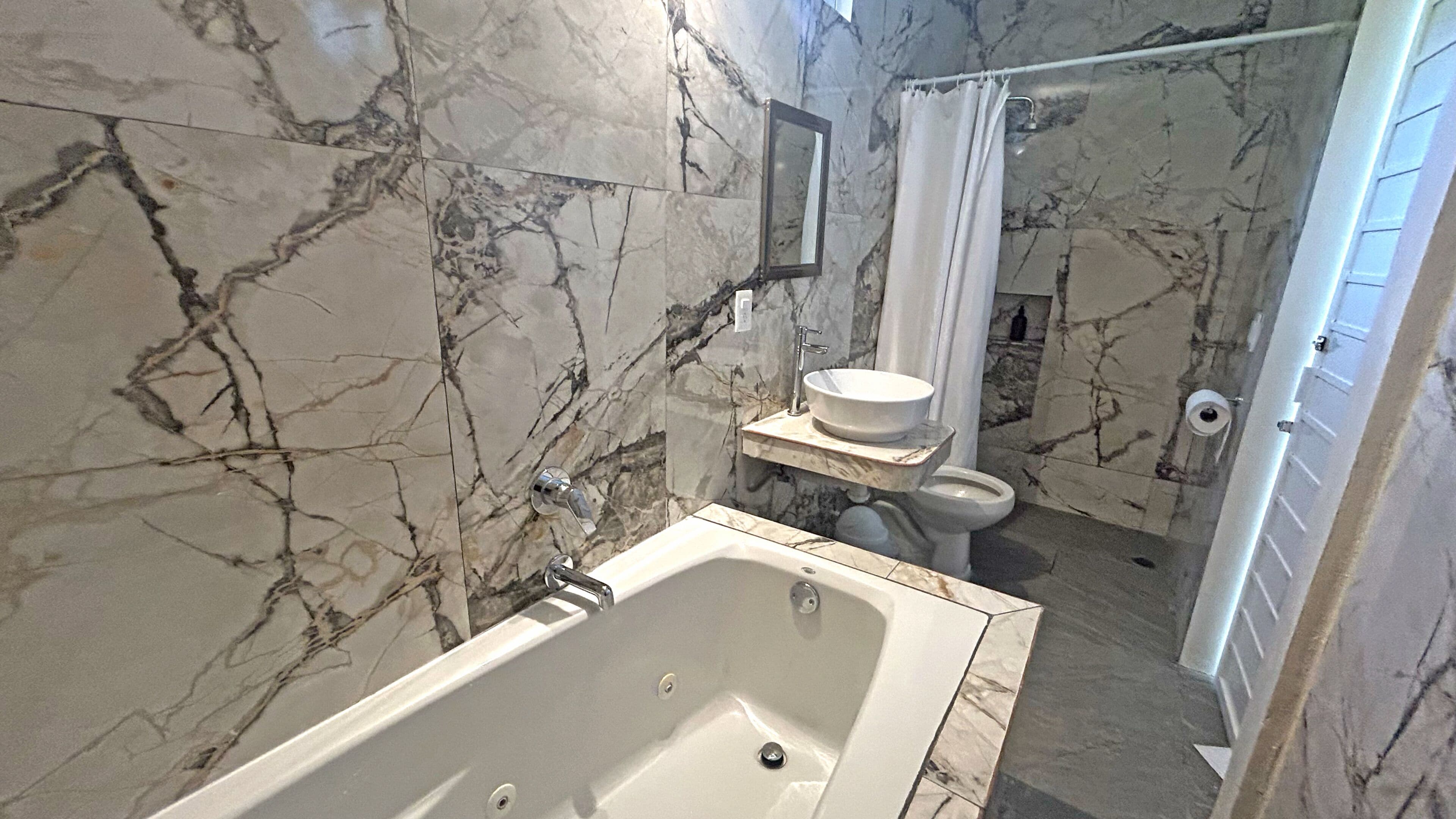 Studio Confort | Salle de bain | Serviettes fournies, savon, shampoing, papier toilette