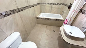 Habitación triple básica | Baño | Toallas, jabón, shampoo, papel de baño