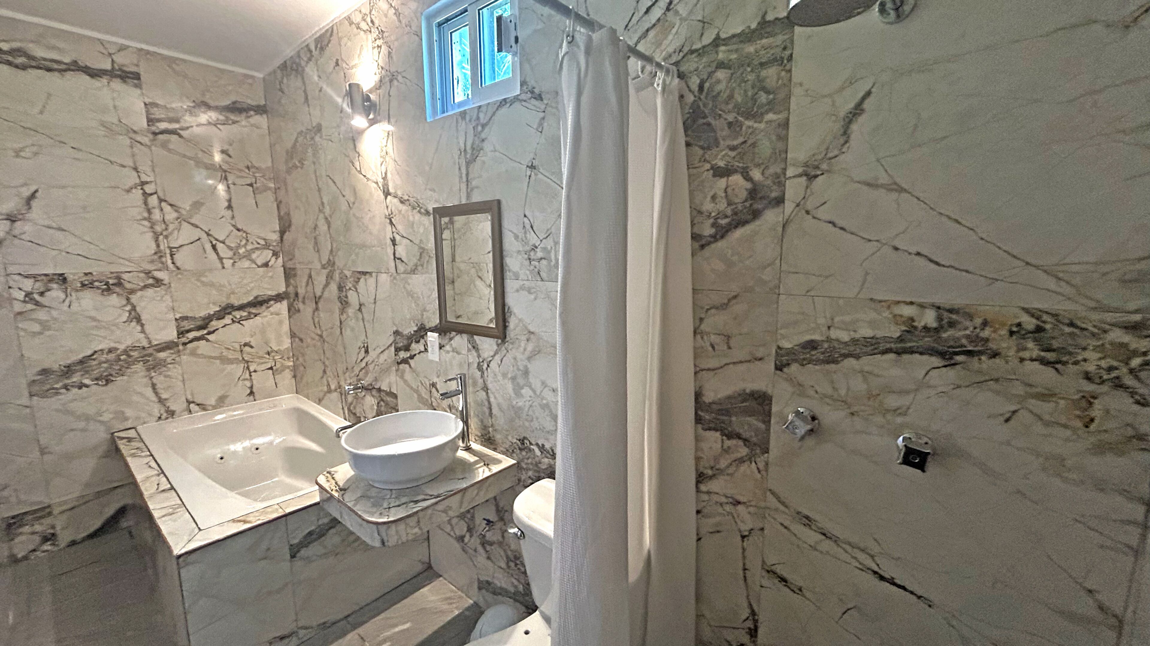 Estudio Confort | Baño | Toallas, jabón, shampoo, papel de baño 