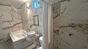 Comfort Studio | Bathroom | Towels, soap, shampoo, toilet paper - Hotel Real Ucum (Ucum)