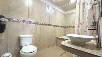 Eenvoudige driepersoonskamer | Badkamer | Handdoeken, zeep, shampoo, toiletpapier