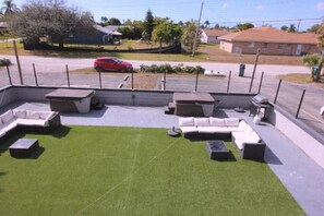 Outdoor dining - Central Coral Gem: BBQ Patio | Minutes to River (Cape Coral)