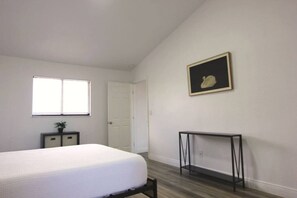 Een bureau, een strijkplank/strijkijzer, wifi, beddengoed